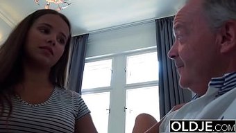 Büyük Göğüslü Ergen Kız, Yaşlı Bir Adama El Işi Yapar Ve Yüzüne Boşalır