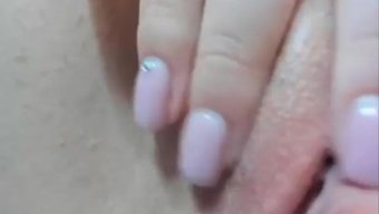 Genç Kız, Seksi Iç Çamaşırlarıyla Kaşınan Amını Çiziyor