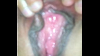 Islak Ve Kremsi Bir Am, Parmaklama, Fisting Ve Oral Temizlik Dahil Olmak Üzere Eşiyle Oynuyor.