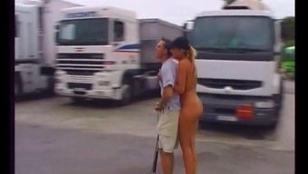 Halka Açık Çıplaklık: Fransız Milfed Araba Durağında Çıplak Kalıyor