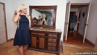 Milf Üvey Anne Holly Heart, Üvey Oğluna Nasıl Doğru Şekilde Sikişeceğini Öğretiyor