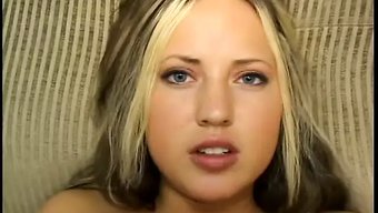 Sarışın Genç Kız Oral Seks Yapıyor Ve Götünden Sikişiyor