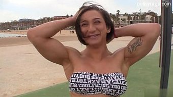 Sevimli Bebek El Işi Ve Anal Oyun Için Soyunuyor