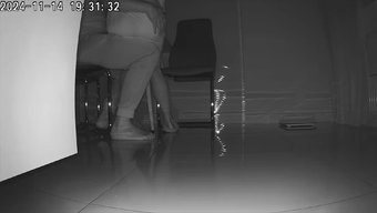 Bir Arkadaş Karısını Baştan Çıkarıyor, Kıçından Sikiyor Ve Yüzüne Boşalıyor.