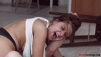 Genç Üvey Kız Kardeş, Sert Anal Sikişle Kışkırtıyor Ve Alıyor