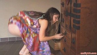 Hippie Genç Bebek, Solo Striptizde Kıyafetlerini Bırakıyor