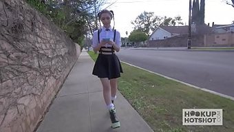 Güzel Kızın Yaşlı Adamla Yoğun Karşılaşması Yüzüne Boşalma Ile Sonuçlanıyor