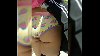 Asyalı Öğrenci Dışarıda Kendini Tatmin Ediyor