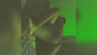 Kıvrımlı Esmer, Büyük Bir Yarrağın Amını Dolduruyor