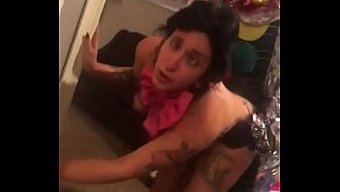 Büyük Memeli Genç Kadın Öğretmeninin Kızını Seks Için Baştan Çıkardı