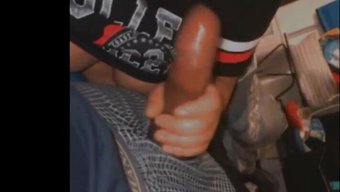 Büyük Bir Yarrağı Zevkle Derin Boğaz Yapıyor