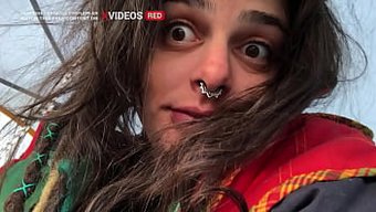 Genç Güzellik, Çölün Ortasında Terk Edilmiş Bir Otobüste Derin Penetrasyonun Tadını Çıkarıyor.