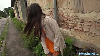 Transit Minibüste Sıcak Ve Buharlı Bir Halka Açık Karşılaşma.