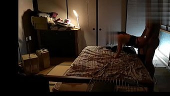 Genç Japon Güzeli Junko4, Jartiyer Çoraplarıyla Arkadan Farklı Açılarda Harika Bir El Işi Sunuyor.