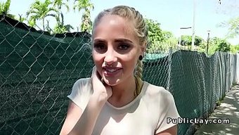 Patlamalı Bir Sarışın, Açık Havada Seks Yapıyor Ve Delikli Burnunu Ve Külotunu Gösteriyor.