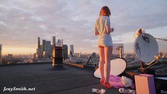 Jeny Smith'In Açık Kıyafetlerle Siluetindeki Cesur Sergisi