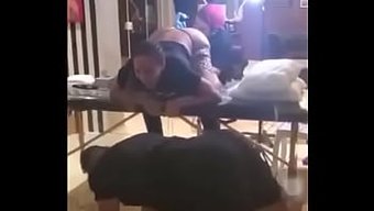 Büyük Kalçalı Bebek Anita, Poposuna Dövme Yapıyor