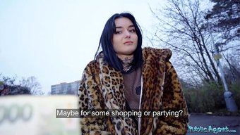 Çarpıcı Fransız Güzel Crystal Cherry, Para Için Dışarıda Kamu Ajanı Tarafından Becerildi.