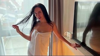 Otel Odasındaki Kafa Karıştırıcı Durum Beklenmedik Bir Yakınlığa Yol Açtı.