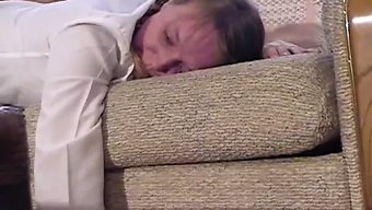 Sıkı Bir Yurt Müdürü, Iki Üniversite Öğrencisini Disipline Ediyor