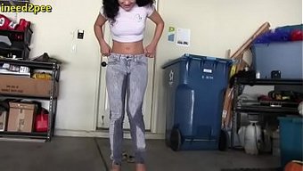 Kızlar Kendilerini Tatmin Etmek Için Karşı Konulmaz Bir Dürtüye Yenik Düşüyorlar