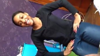 Afrikalı Güzellik Büyük Siyah Yarrağı Derin Boğazlamaktan Korkuyor