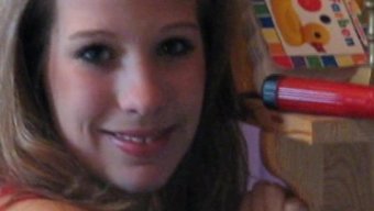 Cindy'Nin Kıvrımları Elbiseyle Sergileniyor