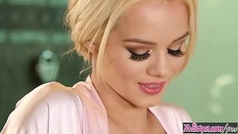 Elsa Jean'In Duygusal Duş Ve Baştan Çıkarıcı Öpüşme Seansı