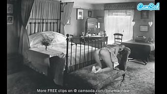 Neredeyse Keşfedildi: Genç Kızın Yoğun Yatak Odası Solo Seansı