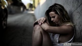 Evsiz Genç Kız, Zengin Bir Adam Tarafından Sertçe Beceriliyor.