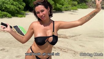 Göğüsleri Dolgun Latin Milf, Plajda Striptiz Poker Oynuyor, Kaybediyor Ve Kocaman Memelerini Sergiliyor.