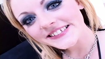 Göz Alıcı Bir Ingiliz Güzeli Olan Sophie Dee, Heyecan Verici Bir Grup Toplantısına Katılmadan Önce Anal Arzularını Tatmin Etmek Için Sabırsızlanıyor.