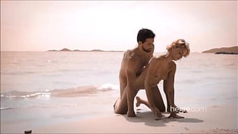 Riskli Bir Fotoğraf Çekimi Için Plajda Halka Açık Çıplaklık