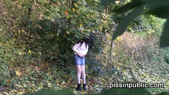 Cesur Kadınlar Halka Açık Bir Patikada Açıkça Işer Ve Fark Edilir