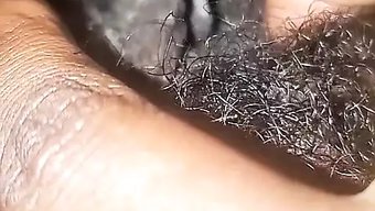 Küçük Göğüslü Minyon Genç Kız Klitorisini Ovuyor