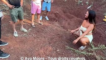 Bir Grup Yabancı, Ormanda Güzel Amatör Fransız Kızı Sikişledi.