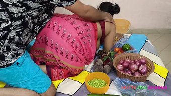 Sebze Satmak, Bhojpuri Milf Için Müşterilerin Tahrik Etmesine Ve Kahkaha Atmasına Yol Açıyor