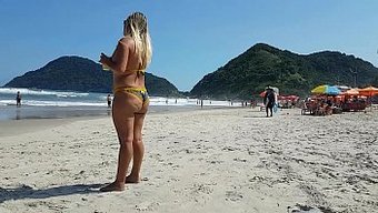 Doğal Göğüslü Bir Eş, Iyi Donanımlı Bir Adam Tarafından Boynuzlanan Kocasını Deniz Bagajında Izlemekten Zevk Alıyor.