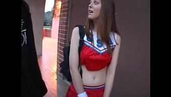 Bir Üniversite Cheerleader Olan Scarlett Faye, Maddi Kazanç Için Cinsel Aktiviteye Giriyor.