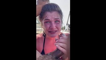 Sıkı Öğrenci Tekne Üzerinde Derin Boğaz Sakso Çekiyor