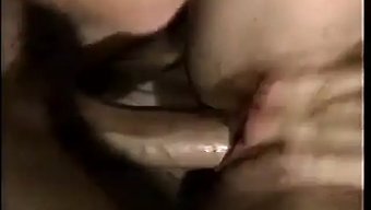 Iki Etkileyici Milf, Iyi Donanımlı Bir Adamla Sert Seksin Tadını Çıkarıyor.