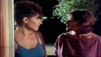 Iki Ateşli Hatun Genç Bir Oğlan Tarafından Sırayla Beceriliyor.