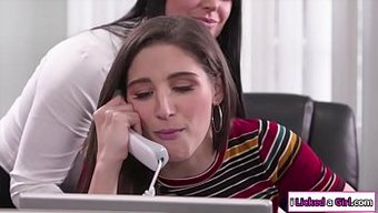 Beyaz Milf Patronu, Iki Lezbiyen Iş Arayan Tarafından Kıçıyla Oynanıyor