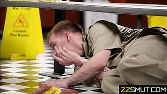 Yaramaz Kahverengi Saçlı Esmer Soyunma Odasında Yakalanıyor