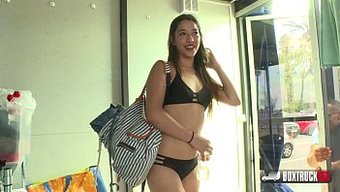 Angie White, Sert Aksiyon Için Halka Açık Bir Yerde Devasa Bir Yarrağı Alıyor