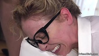 Itaatkâr Sarışın Milf, Bdsm Sahnesinde Sert Anal Tedavi Alıyor