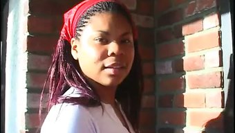 Siyah Dövmeli Adam, Dolgun Siyah Bir Kadınla Seks Yapıyor