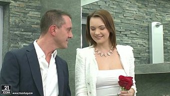 Emily Thorne, Çorap Giyen Sevgilisinin Büyük Üyesini Tatmin Ediyor