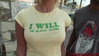 Iyi Donanımlı Sarışın, Su Kenarında Büyük Bir Siyah Aleti Arıyor.