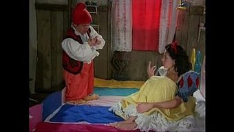 Snow White'In Yedi Minyon Erkekle Erotik Maceraları
